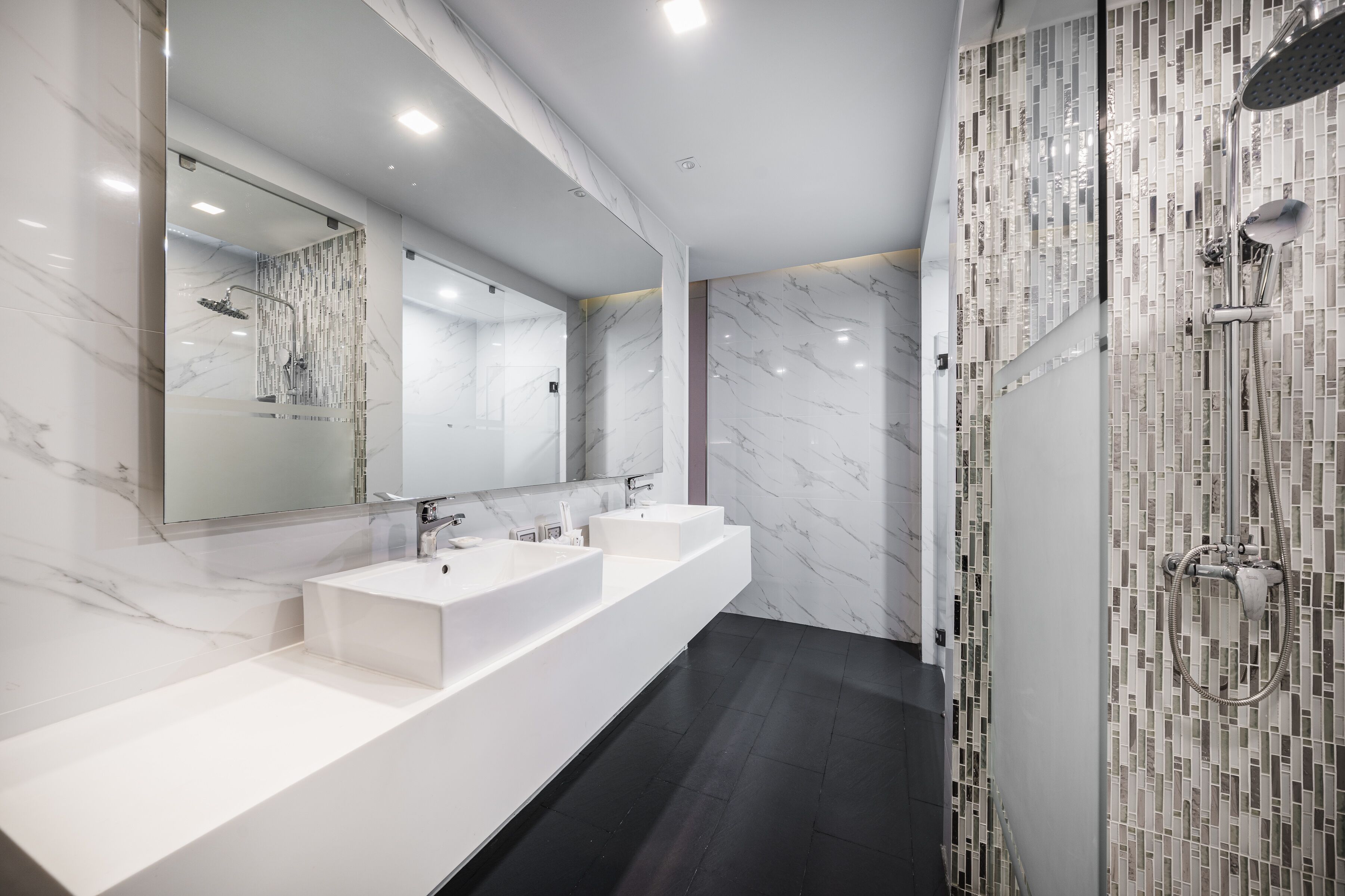 Deluxe Double Room | Bathroom | Shower, rainfall showerhead, hair dryer, slippers