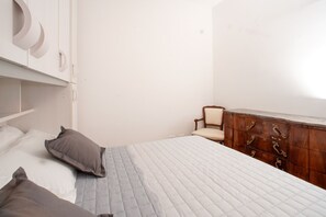 2 bedrooms, iron/ironing board, bed sheets