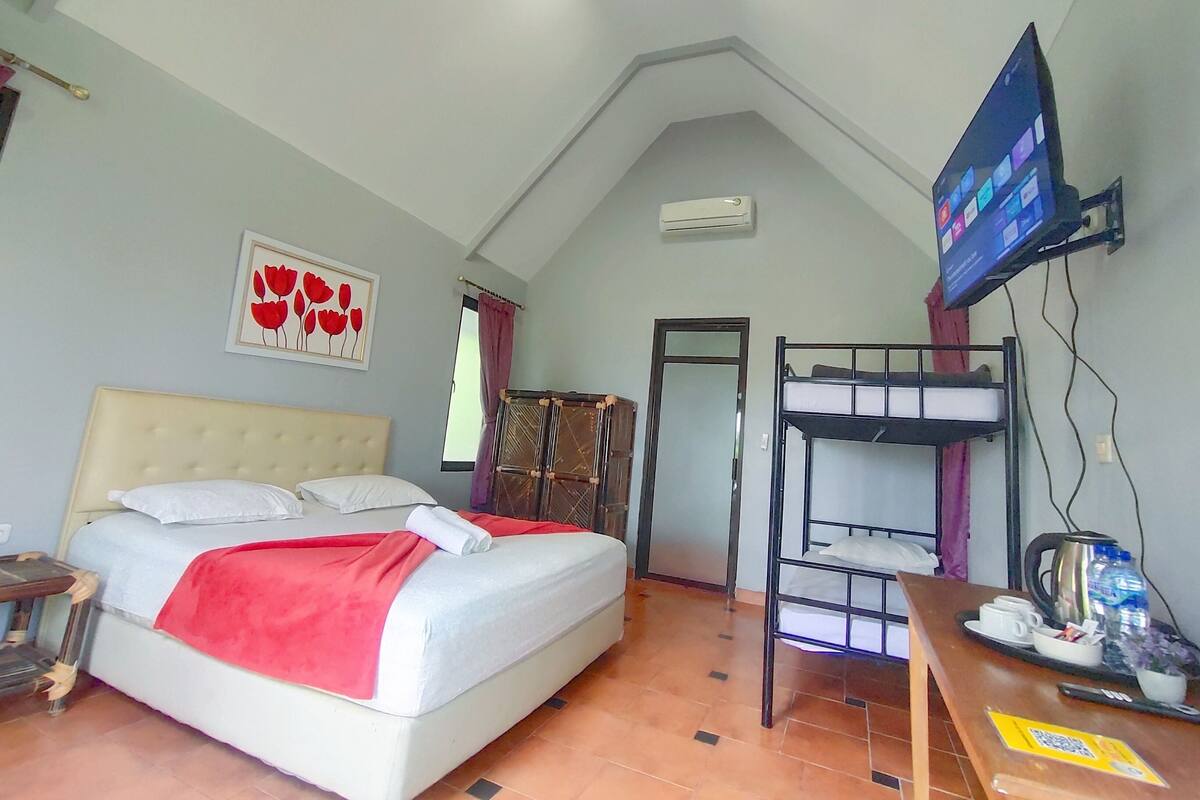 Kamar Keluarga | Meja kerja, Wi-Fi gratis, dan seprai linen
