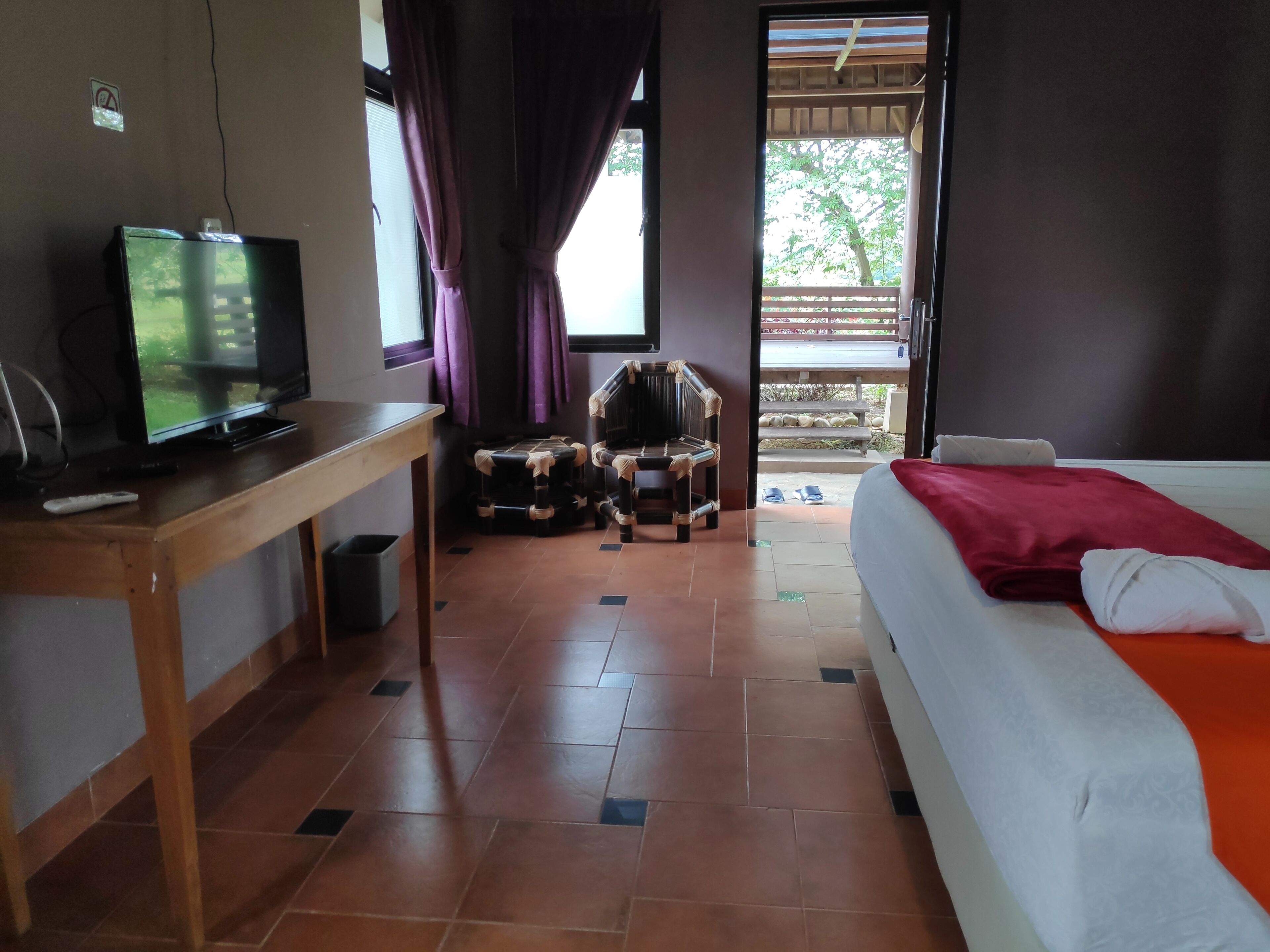 Family Room | Desk, free WiFi, bed sheets