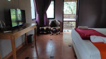 Family Room | Desk, free WiFi, bed sheets