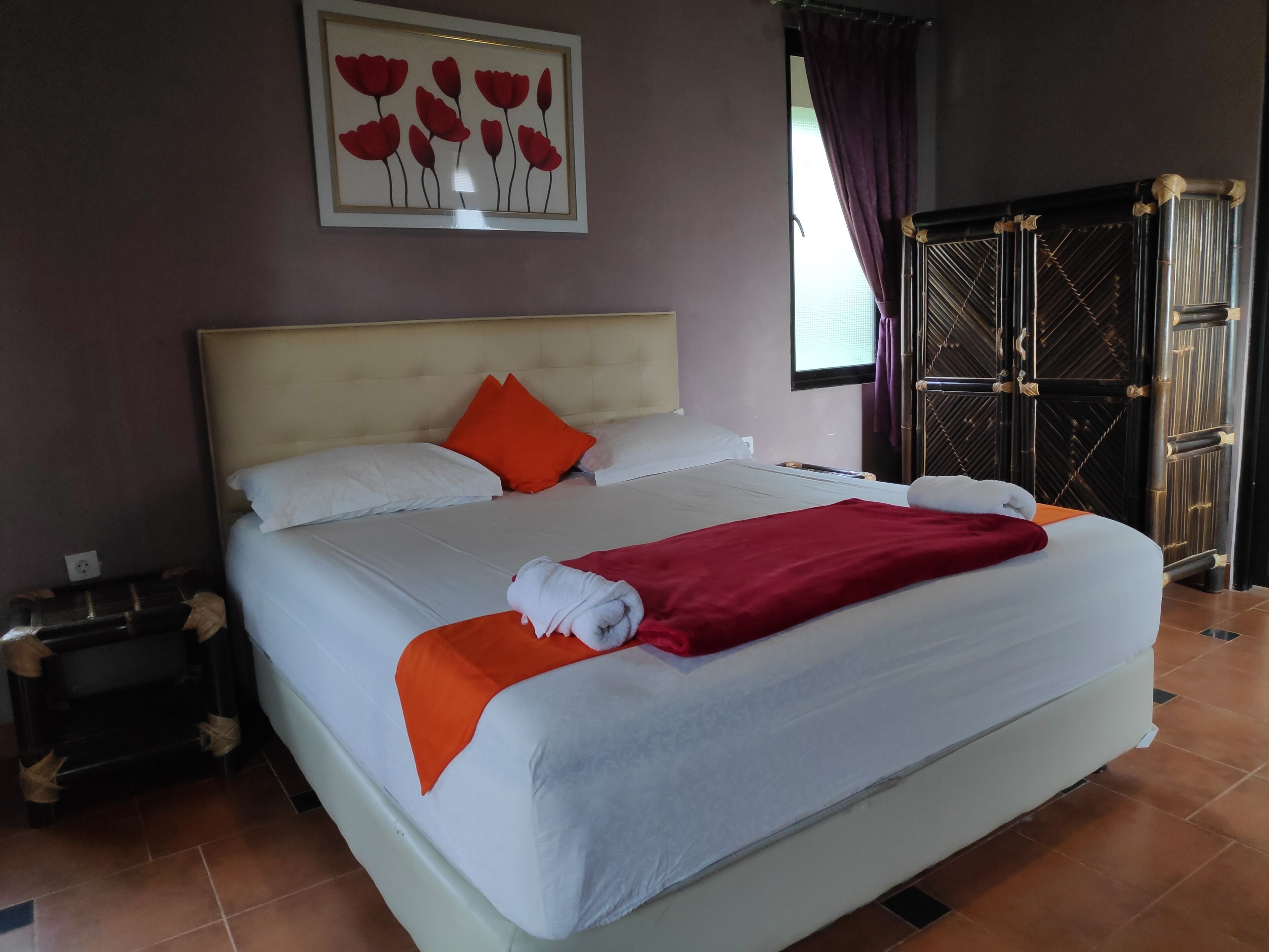 Desk, free WiFi, bed sheets