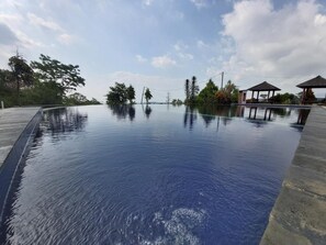 室外游泳池
