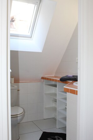 Baignoire, sèche-cheveux, serviettes fournies, savon