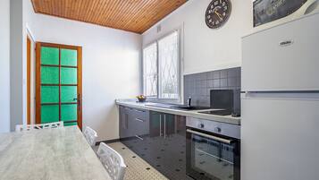 Kühlschrank, Mikrowelle, Ofen, Wasserkocher mit Kaffee-/Teezubehör