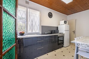 Kühlschrank, Mikrowelle, Ofen, Wasserkocher mit Kaffee-/Teezubehör