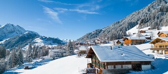 6 person vacation apartment with hot tub in the mountains