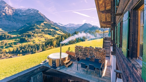 Chalet Rösi | Ferienwohnung mit Hot Pot in den Bergen