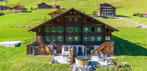 Exterior - 6 person vacation apartment with hot tub in the mountains (Adelboden)