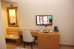 32-inch plasma TV with satellite channels, TV - Cimse Otel (Ankara)
