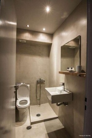 Superior Room | Bathroom | Shower, towels, soap, toilet paper - Kochili (Istiaia-Aidipsos)