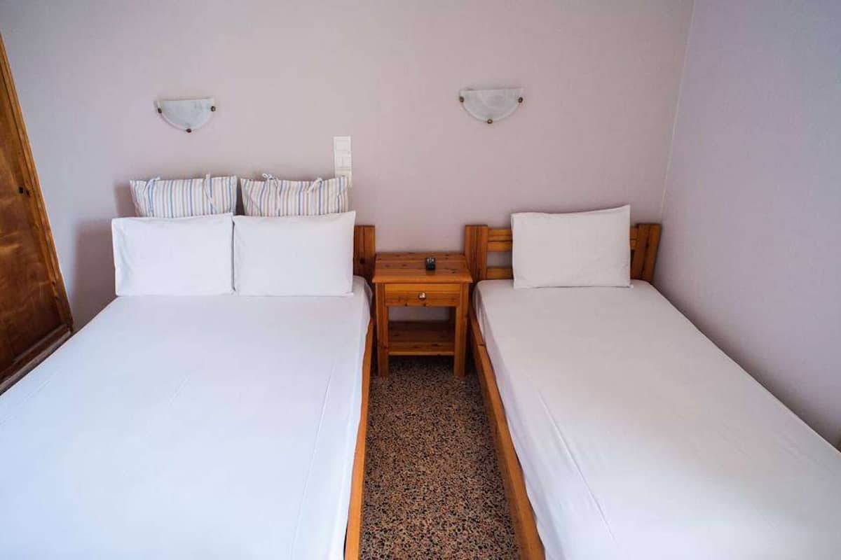 Premium bedding, in-room safe, cribs (free), WiFi (free)