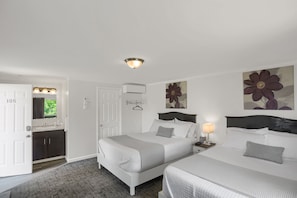Kamar Deluks, 2 Tempat Tidur Queen | Setrika/meja setrika, Wi-Fi gratis, dan seprai linen