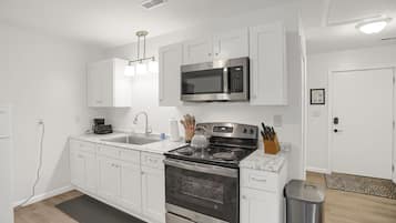 Luxury Apartment, 2 Bedrooms | Private kitchen