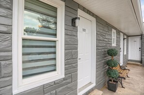 Yhden hengen businesshuone | Silitysrauta/-lauta, ilmainen Wi-Fi, vuodevaatteet