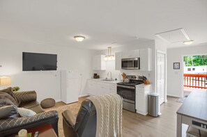 Luksushuoneisto, 2 makuuhuonetta | Oleskelualue | 43–tuumainen televisio, jossa kaapelikanavat