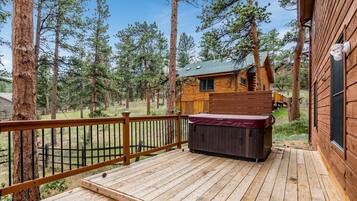 House, 4 Bedrooms | Outdoor spa tub