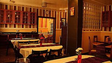 Desayuno con opciones de la cocina local incluido todos los días