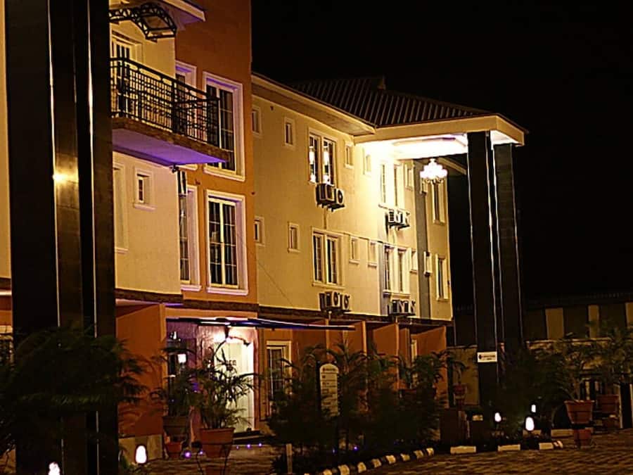 Bagian depan properti - sore/malam