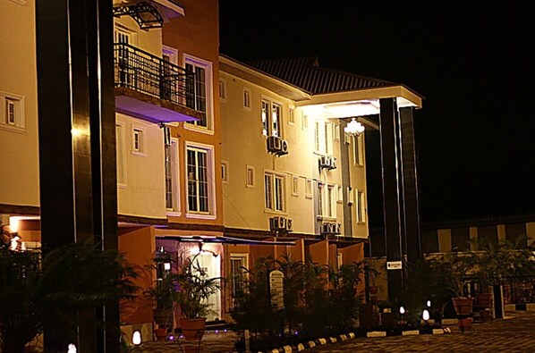 Voorkant accommodatie - avond/nacht