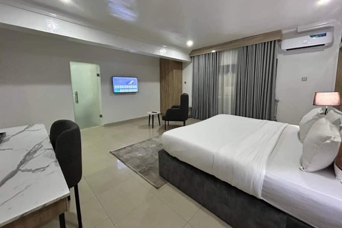 Luxury Room, 1 Queen Bed, Balcony | Egyptian cotton sheets, premium bedding, desk, laptop workspace