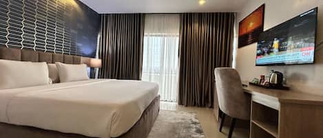 Luxury Room, 1 Queen Bed, Balcony
