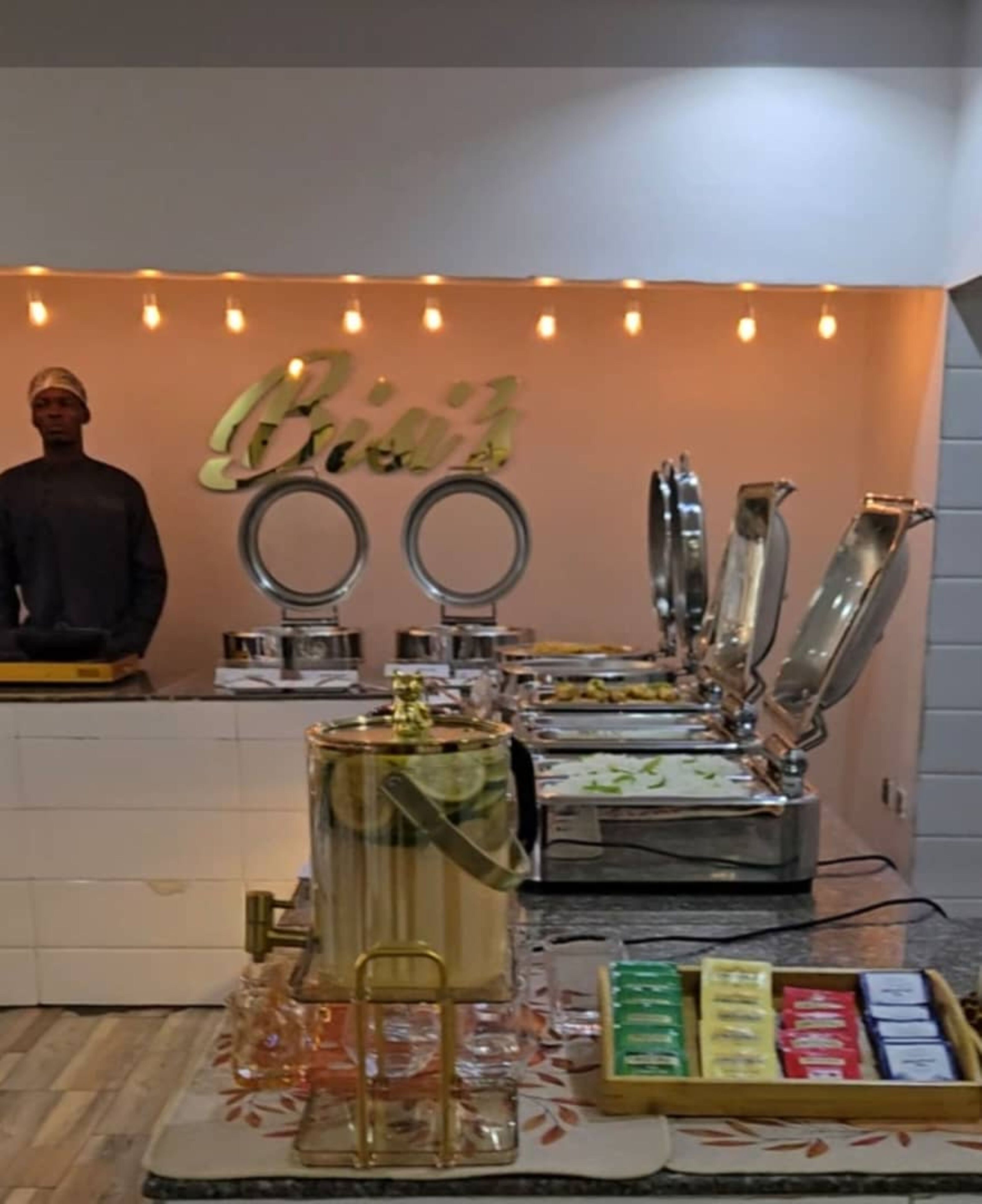Un café avec un comptoir, une machine à café et un assortiment de capsules de café.