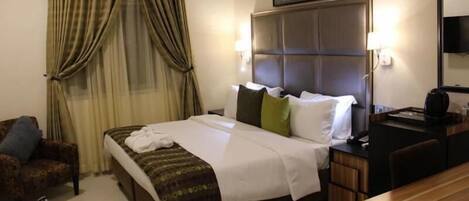Signature Room | In-room safe, free WiFi, bed sheets