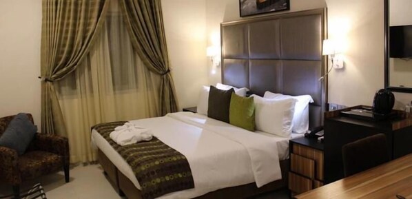 Rom – signature | Safe på rommet, wi-fi (inkludert) og sengetøy