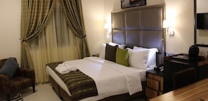 Quarto com design assinado | Cofres nos quartos, Wi-Fi de cortesia, roupa de cama