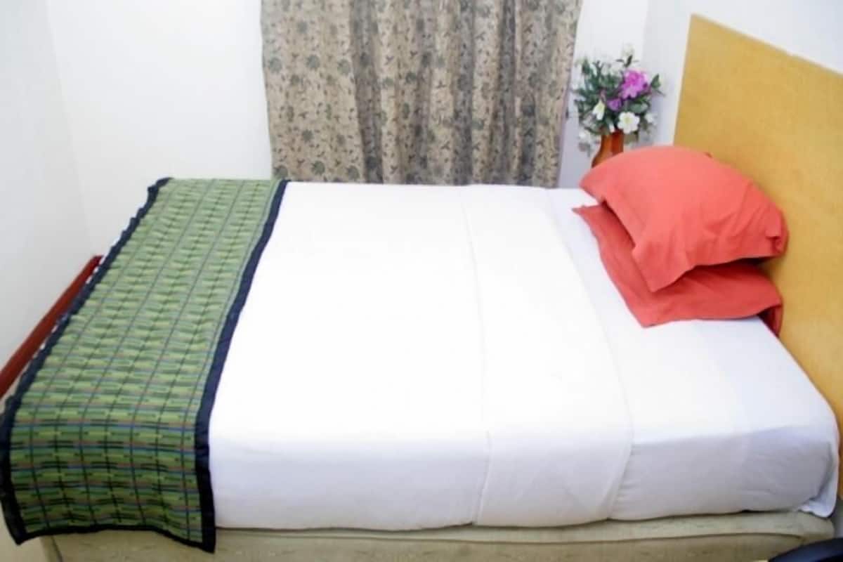 Desk, iron/ironing board, free WiFi, bed sheets