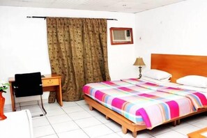 Habitación Deluxe | Escritorio, tabla de planchar con plancha, wifi gratis y ropa de cama 