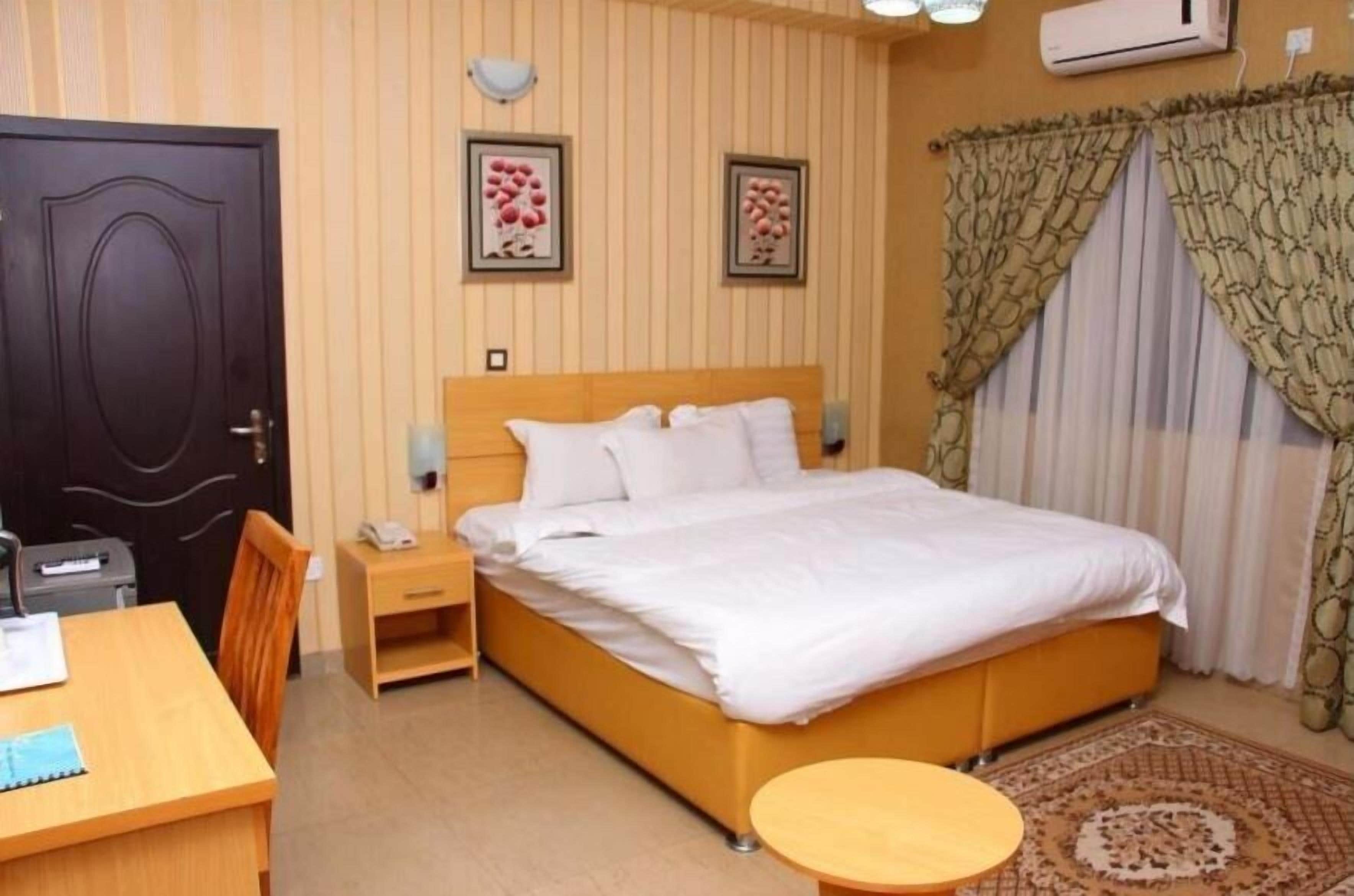 Royal Room | Desk, iron/ironing board, free WiFi, bed sheets