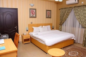 Royal-Zimmer | Schreibtisch, Bügeleisen/Bügelbrett, kostenloses WLAN, Bettwäsche