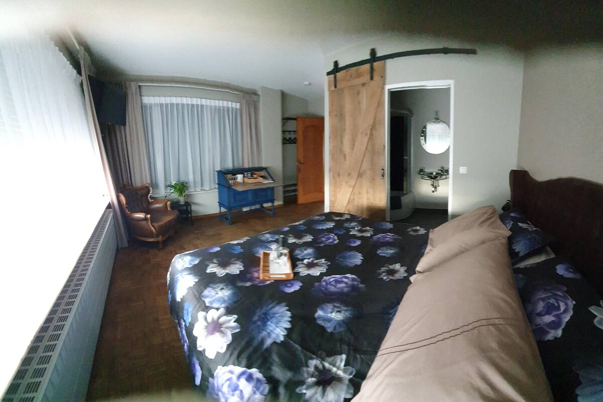 Premium bedding, minibar, individually decorated, individually furnished