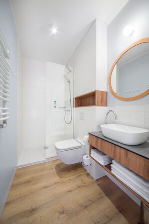 Bungalow Standard TWIN | Bathroom | Shower, hair dryer, towels, soap - Suntago Village (Mszczonow)
