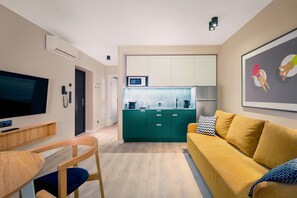 Réfrigérateur, micro-ondes, bouilloire électrique, grille-pain