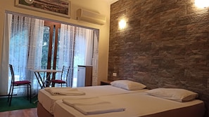 Camera Standard con letto matrimoniale o 2 letti singoli | Biancheria da letto di alta qualità, minibar, una cassaforte in camera