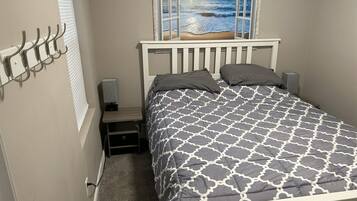 4 bedrooms, iron/ironing board, WiFi, bed sheets