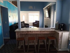 Interior - Rye Beach Retreat · Cozy Cottage on Rye Beach with Lake Erie view! (Huron)
