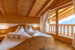 Hypo-allergenic bedding, desk, soundproofing, free WiFi