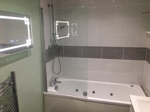 Comfort House, 3 Bedrooms | Bathroom | Combined shower/bathtub, jetted bath, hydromassage showerhead - CMK Bar & Spa (Milton Keynes)