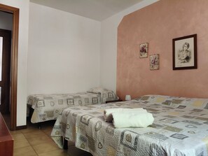 3 chambres, fer et planche à repasser, Wi-Fi gratuit, draps fournis