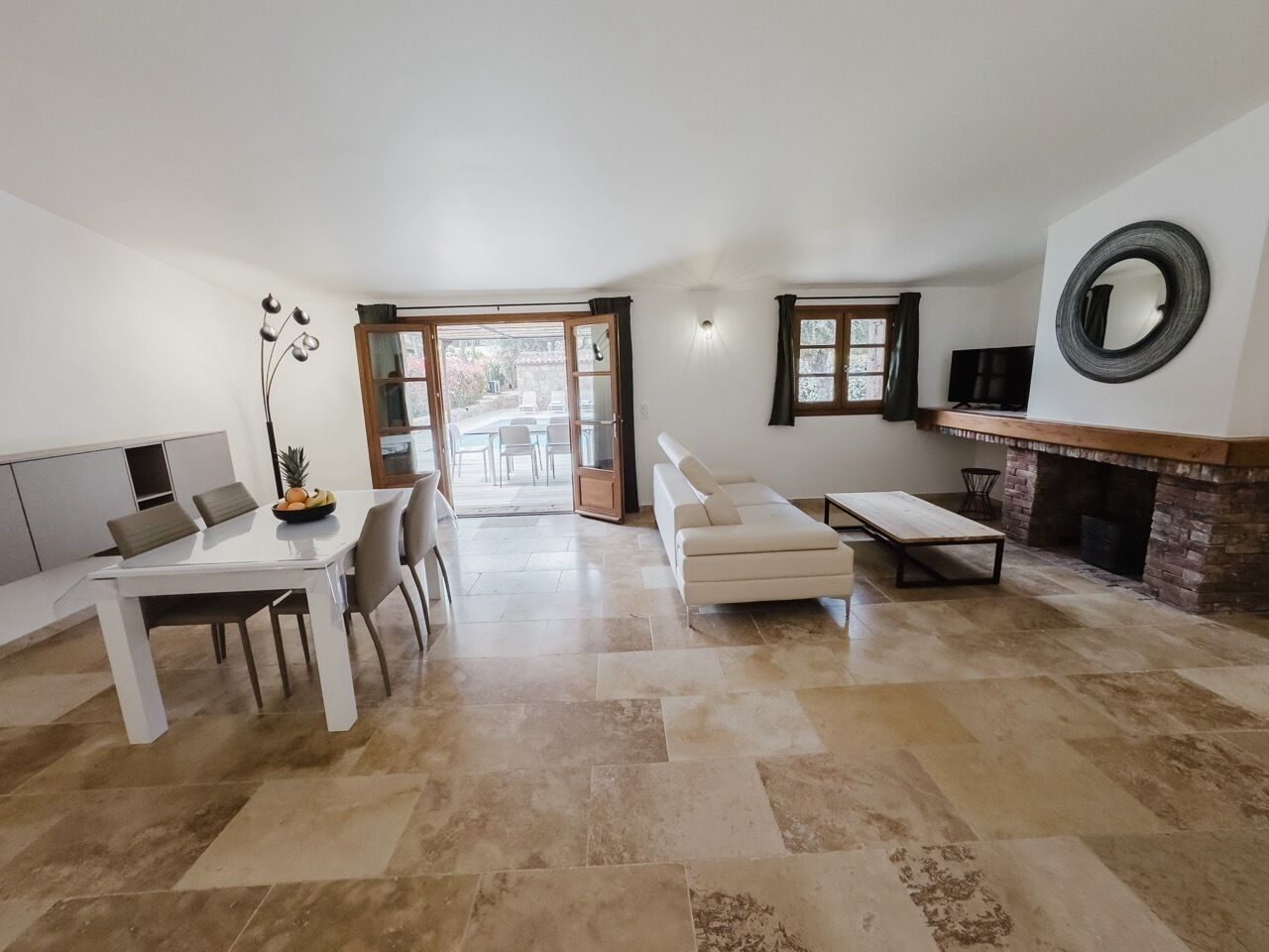 Télévision, cheminée, lecteur de DVD