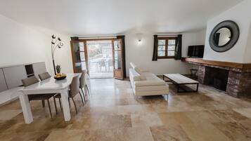 Télévision, cheminée, lecteur de DVD