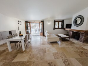 TV, fireplace, DVD player - STE LUCIE DE PORTO VECCHIO bergerie neuve clim/piscine chauffée(classée****) (sainte lucie de porto vecchio)