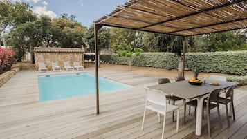 Una piscina al aire libre, una piscina climatizada