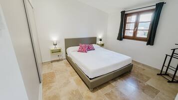 2 bedrooms, iron/ironing board, travel cot, free WiFi