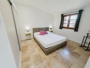 2 bedrooms, iron/ironing board, travel crib, free WiFi - STE LUCIE DE PORTO VECCHIO bergerie neuve clim/piscine chauffée(classée****) (sainte lucie de porto vecchio)