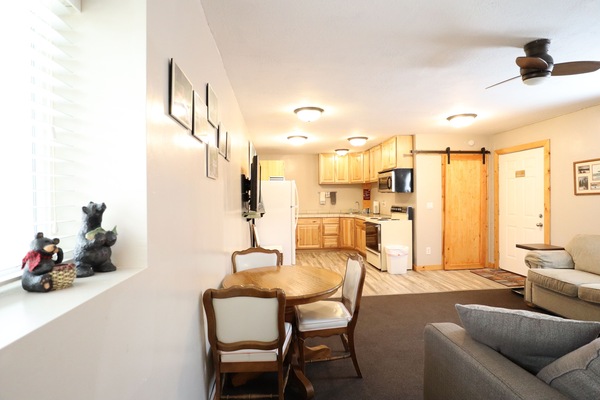 TV, lettore DVD, libri, videoteca